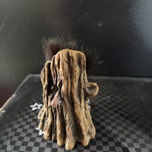 TROLL BOY DANS UN TRONC